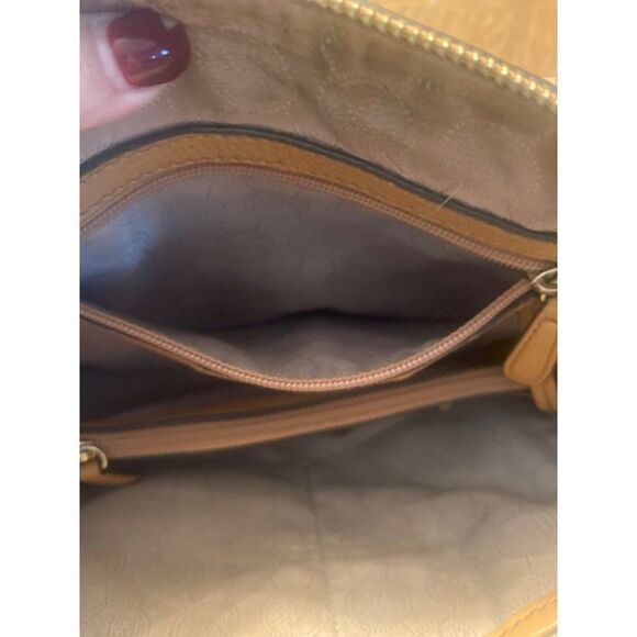 Michael Kors tan shoulder/crossbody strap medium size inside pockets zip up bag - Picture 7 of 10